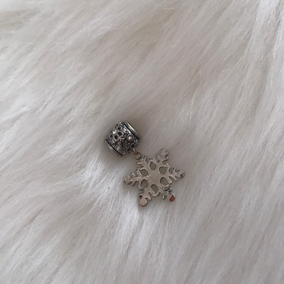 Snowflake charm - Picture 3 of 3